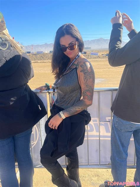 Dec 7, 2022 · By. Nicki Cox. Published Dec. 6, 2022, 8:37 p.m. ET. Jesse James’ pregnant wife, Bonnie Rotten, filed for divorce yet again. According to TMZ, the former porn star refiled her papers in a Texas ... 